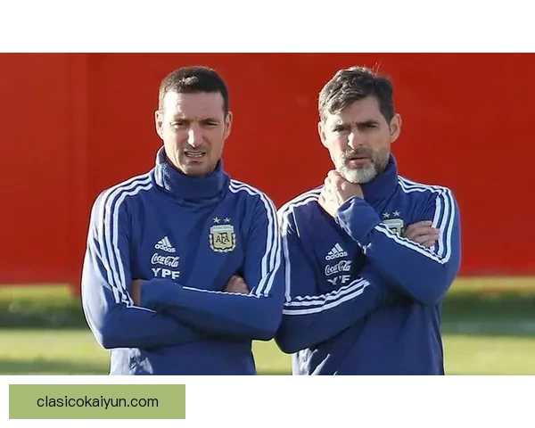 斯卡洛尼战术适应能力分析，表现稳健的执教风格引发关注